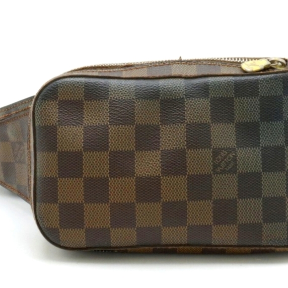 Louie Vuitton bumbag...zipper does need replaced - Picture 1 of 15